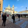 Sentinelle e salami: lo strano colpo d’occhio offerto da piazza Santa Maria