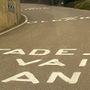Ciclismo puro: una mano benevola chiede a Pogacar di non farli morire tutti sulla salita delle Cinque Piante che da Oltrona condurrà a Barasso. Più avanti qualcuno inneggia anche Renzo Oldani, patron della Binda
