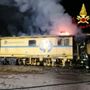 Fiamme su un carro officina, Vigili del Fuoco in azione alla stazione di Busto