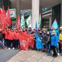 La manifestazione di protesta dei lavoratori della Beko in piazza al Pirellone La manifestazione di protesta dei lavoratori della Beko in piazza al Pirellone