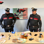 Trasformava portachiavi, accendini e bombolette in "dispenser" per la coca: arrestato dai carabinieri