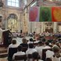 L'arcivescovo Delpini fra i bambini, in San Giovanni. Nel riquadro, dettaglio della nuova opera Urbansolid nella sede della cooperativa Rezzara, in via Miani L'arcivescovo Delpini fra i bambini, in San Giovanni. Nel riquadro, dettaglio della nuova opera Urbansolid nella sede della cooperativa Rezzara, in via Miani