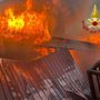 Le immagini dell'incendio in un capannone di Castronno