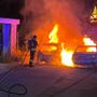 Le immagini dell'incendio di due auto stanotte a Cunardo