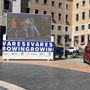 Il maxi schermo in piazza Monte Grappa, nel cuore di Varese, è già stato posizionato Il maxi schermo in piazza Monte Grappa, nel cuore di Varese, è già stato posizionato