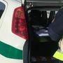 La polizia locale sventa il furto di un irregolare. «Spero che le procedure di espulsione vadano a buon fine»