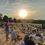 I varesini al Belvedere di Azzate in attesa dell'eclissi, poi nascosta dal formarsi di nubi all'orizzonte (foto Alessandro Galbiati) I varesini al Belvedere di Azzate in attesa dell'eclissi, poi nascosta dal formarsi di nubi all'orizzonte (foto Alessandro Galbiati)