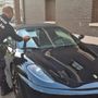 Guidava una Ferrari senza la patente, nei guai un automobilista svizzero: sequestro e maxi multa