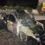 La carcassa dell'auto dopo l'incendio La carcassa dell'auto dopo l'incendio