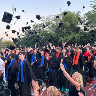 Tocco al cielo e un messaggio di pace: il Diploma Day dell’Ite Tosi per 424 neo maturi