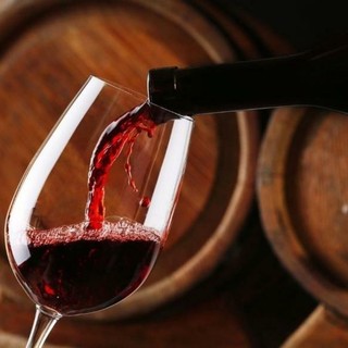 Truffe: operazione “Vinum mentitum”, sequestrati 2,5 milioni di litri di vino falso dop e igp