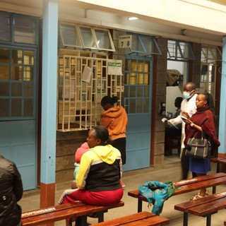 La sala d'attesa del dispensario costruito con i fondi raccolti da Associazione Christian a Kariobangi, Nairobi