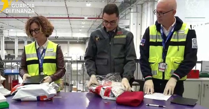 I controlli a Malpensa finalizzati al contrasto del commercio di capi d'abbigliamento contraffatti