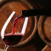 Truffe: operazione “Vinum mentitum”, sequestrati 2,5 milioni di litri di vino falso dop e igp