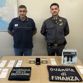 Finti turisti fermati in dogana: in auto nascondevano sette lingotti d'oro e un anello con dodici diamanti Finti turisti fermati in dogana: in auto nascondevano sette lingotti d'oro e un anello con dodici diamanti