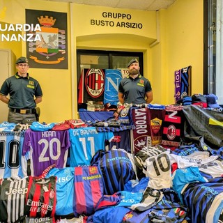 Maglie da calcio &quot;tarocche&quot; al mercato di Busto, la Finanza sequestra 820 capi contraffatti: ambulante denunciato