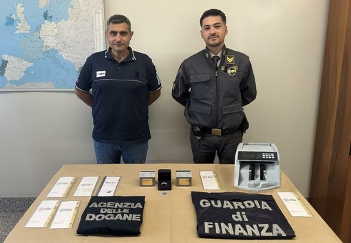 Finti turisti fermati in dogana: in auto nascondevano sette lingotti d'oro e un anello con dodici diamanti Finti turisti fermati in dogana: in auto nascondevano sette lingotti d'oro e un anello con dodici diamanti