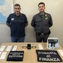 Finti turisti fermati in dogana: in auto nascondevano sette lingotti d'oro e un anello con dodici diamanti Finti turisti fermati in dogana: in auto nascondevano sette lingotti d'oro e un anello con dodici diamanti