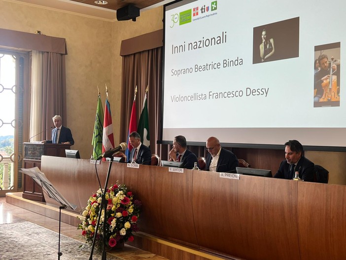 Assemblea di Regio Insubrica tenutasi stamattina presso le Ville Ponti Assemblea di Regio Insubrica tenutasi stamattina presso le Ville Ponti