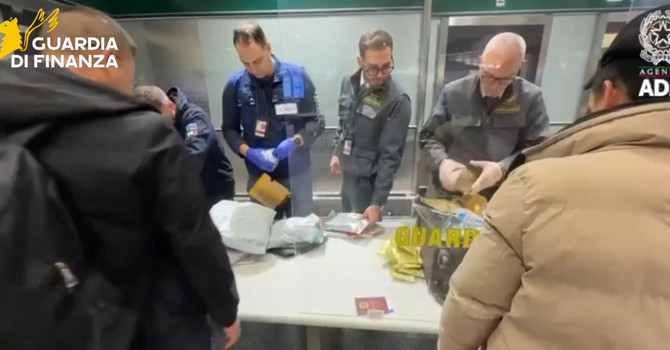 I controlli degli operatori e parte del materiale sequestrato