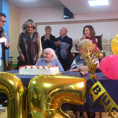 Festa a Gallarate per i 105 anni di Armida Palazzi: «Ne avrò un’ottantina» scherza la decana della Rsa Camelot