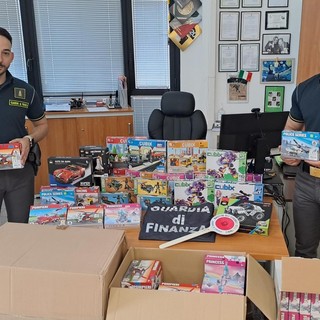 La Guardia di Finanza di Como sequestra 425 confezioni di mattoncini “finti Lego” non a norma