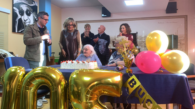Festa a Gallarate per i 105 anni di Armida Palazzi: «Ne avrò un’ottantina» scherza la decana della Rsa Camelot