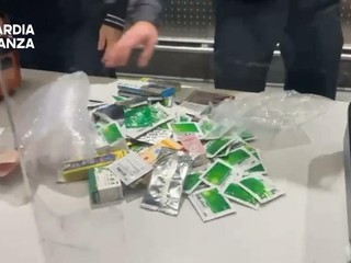 I controlli degli operatori e parte del materiale sequestrato