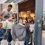 Coda per BellaFaccia a Busto. Nel riquadro, lo youtuber intento agli autografi Coda per BellaFaccia a Busto. Nel riquadro, lo youtuber intento agli autografi