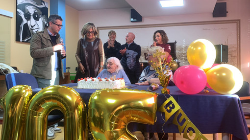 Festa a Gallarate per i 105 anni di Armida Palazzi: «Ne avrò un’ottantina» scherza la decana della Rsa Camelot