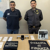 Finti turisti fermati in dogana: in auto nascondevano sette lingotti d’oro e un anello con dodici diamanti