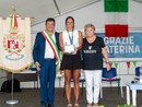 Caterina Bosetti, premiata ieri dal sindaco di Albizzate Mirko Zorzo e la sua vice Eliana Brusa (Fotografia Galbiati)