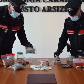 Traditi dal coprifuoco, i carabinieri li fermano e trovano la droga: nei guai due giovani di Busto