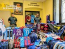 Maglie da calcio “tarocche” a una festa rionale di Busto, la Finanza sequestra 820 capi contraffatti: ambulante denunciato