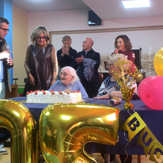 Festa a Gallarate per i 105 anni di Armida Palazzi: «Ne avrò un’ottantina» scherza la decana della Rsa Camelot
