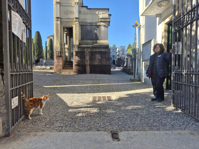 Diesel e Lucia al cancello del cimitero monumentale di Giubiano Diesel e Lucia al cancello del cimitero monumentale di Giubiano