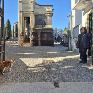 Diesel e Lucia al cancello del cimitero monumentale di Giubiano