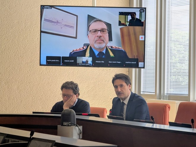 Guida con telefonino, Licata (FI): «Punire sì, ma la sanzione deve essere proporzionata alla pericolosità del comportamento»