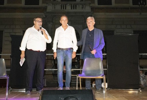 Torna in piazza San Giovanni SportivaMente: qui il nostro editore Enrico Anghilante, il sindaco Emanuele Antonelli e Gene Gnocchi in una precedente edizione