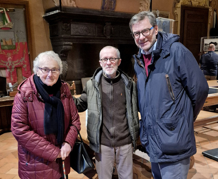 Il ministro Ginacarlo Giorgetti insieme all'autore delle foto, Mario Chiodetti, e alla madre Angela Monti Il ministro Ginacarlo Giorgetti insieme all'autore delle foto, Mario Chiodetti, e alla madre Angela Monti