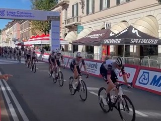 Il passaggio del gruppo sul traguardo in via Sacco