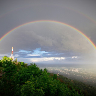 Nubi e arcobaleno a luglio al Campo dei Fiori (foto Centro Geofisico Prealpino)