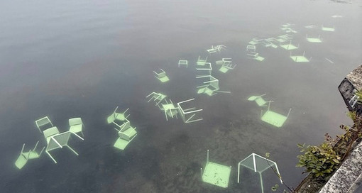 Vandali scatenati sul lungolago di Luino: sedie e tavolini del bar volano in acqua