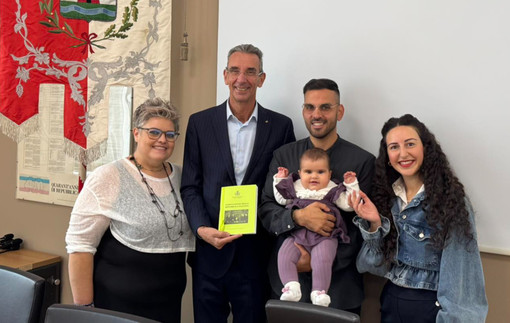 Marnate accoglie: cittadinanza italiana a una famiglia palestinese. Il sindaco: «Un gesto di coesione e solidarietà» Marnate accoglie: cittadinanza italiana a una famiglia palestinese. Il sindaco: «Un gesto di coesione e solidarietà»