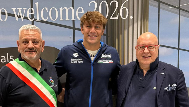 Nicolò Martinenghi a Malpensa con il sindaco Simone e l'assessore Triveri