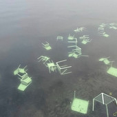 Vandali scatenati sul lungolago di Luino: sedie e tavolini del bar volano in acqua