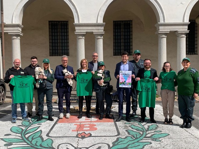 Camminata a sei zampe: a Busto torna l’invasione festosa di famiglie e cagnolini