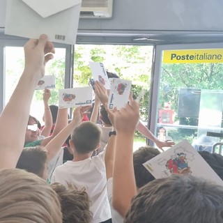 Busto: scuola De Amicis in visita all'Ufficio Postale di via Mazzini per i 70 anni di attività