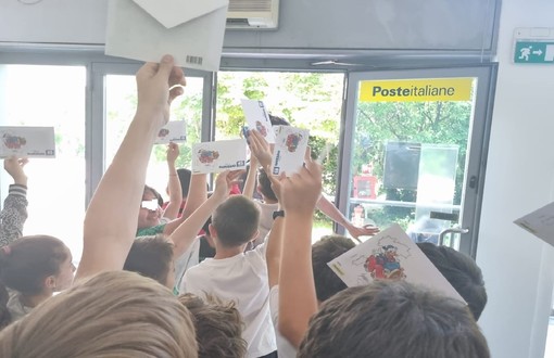 Busto: scuola De Amicis in visita all'Ufficio Postale di via Mazzini per i 70 anni di attività