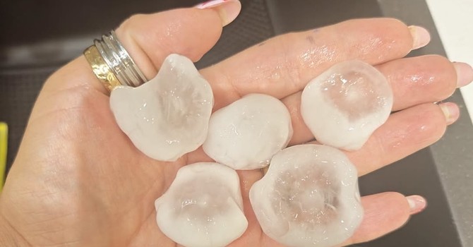 La grandine caduta questa mattina in Brianza (foto di Giusy Olivieri da NaturalMeteo)